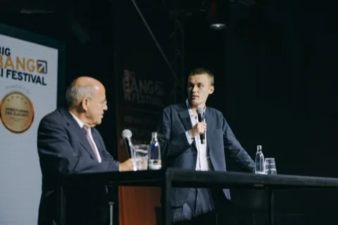Josh de Buhr on stage with Gregor Gysi at the Big Bang KI Festival 2024.