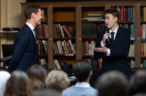 Josh de Buhr on stage with Julius van de Laar at the LSE German Symposium 2025.