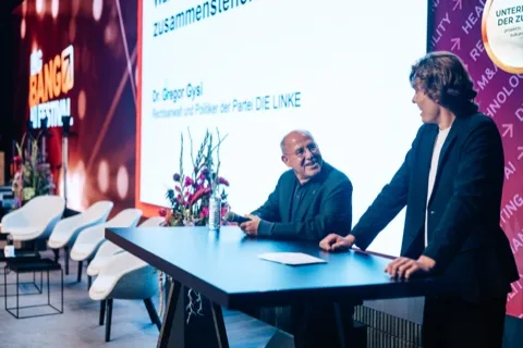 Josh de Buhr on stage with Gregor Gysi at the Big Bang KI Festival 2025.