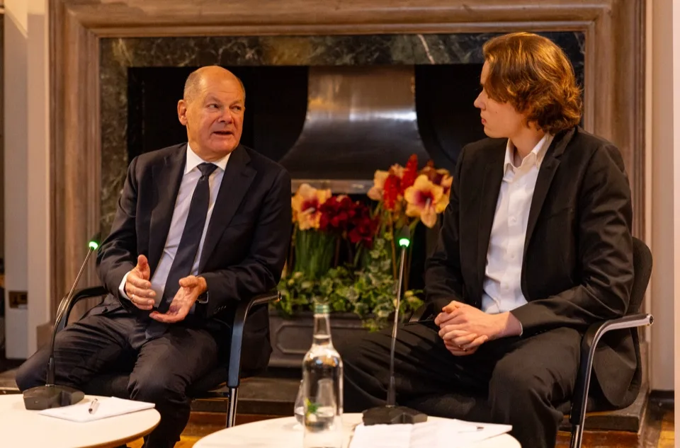 Josh de Buhr with former German Chancellor Olaf Scholz at the LSE German Symposium.